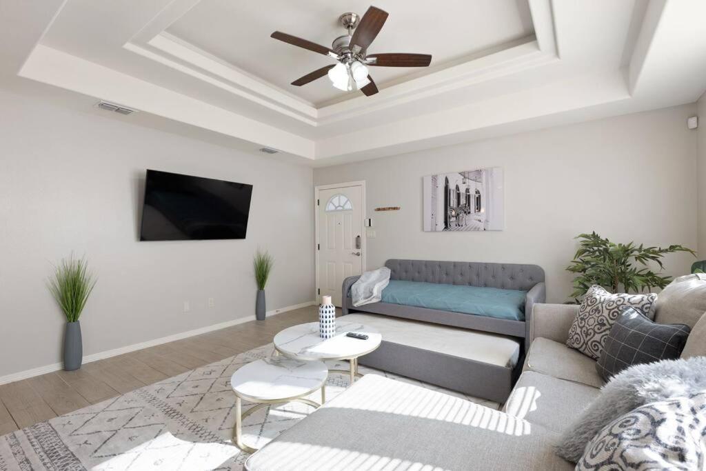 Cozy 3 Bed 2 Bath Apartment, Near Shopping Plazas, Expressway And Free Parking إدينبورغ المظهر الخارجي الصورة